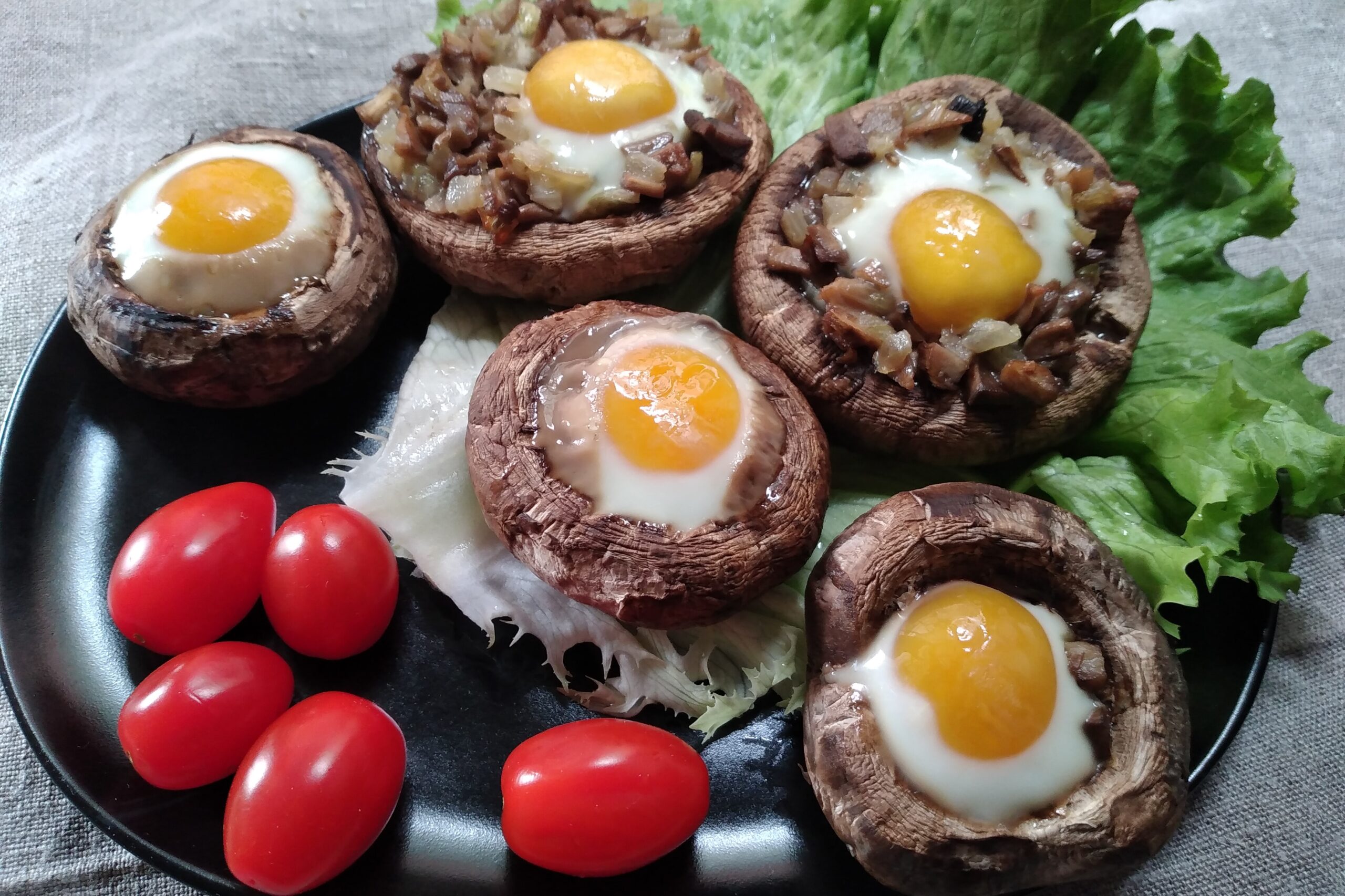 Шампиньоны с перепелиными яйцами в духовке фото