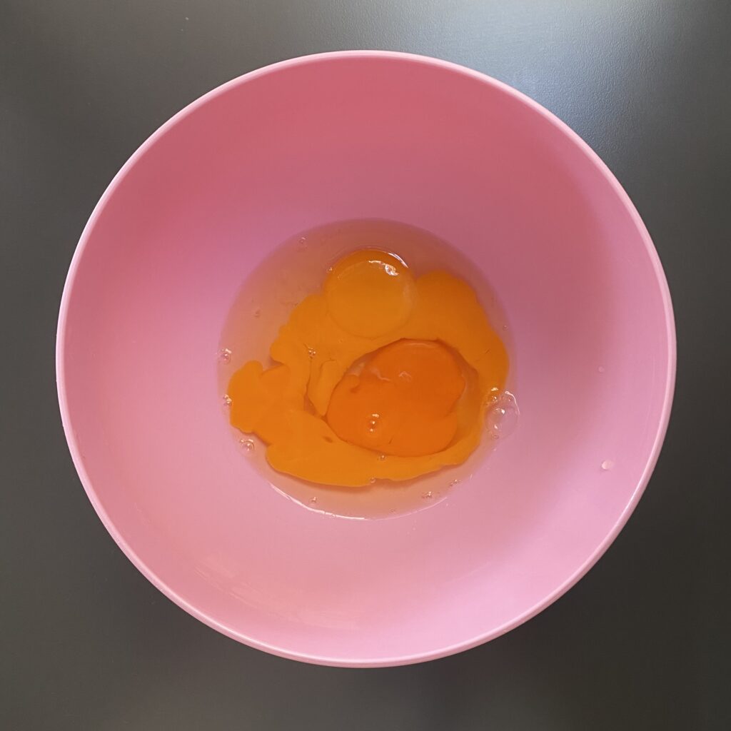 Шаг 1. Разбиваем яйца в большую миску