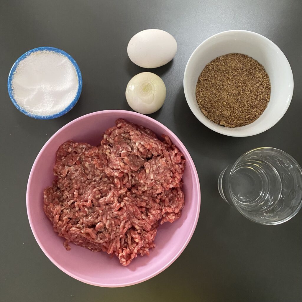 Подготовим все ингредиенты для приготовления говяжьих кето котлет