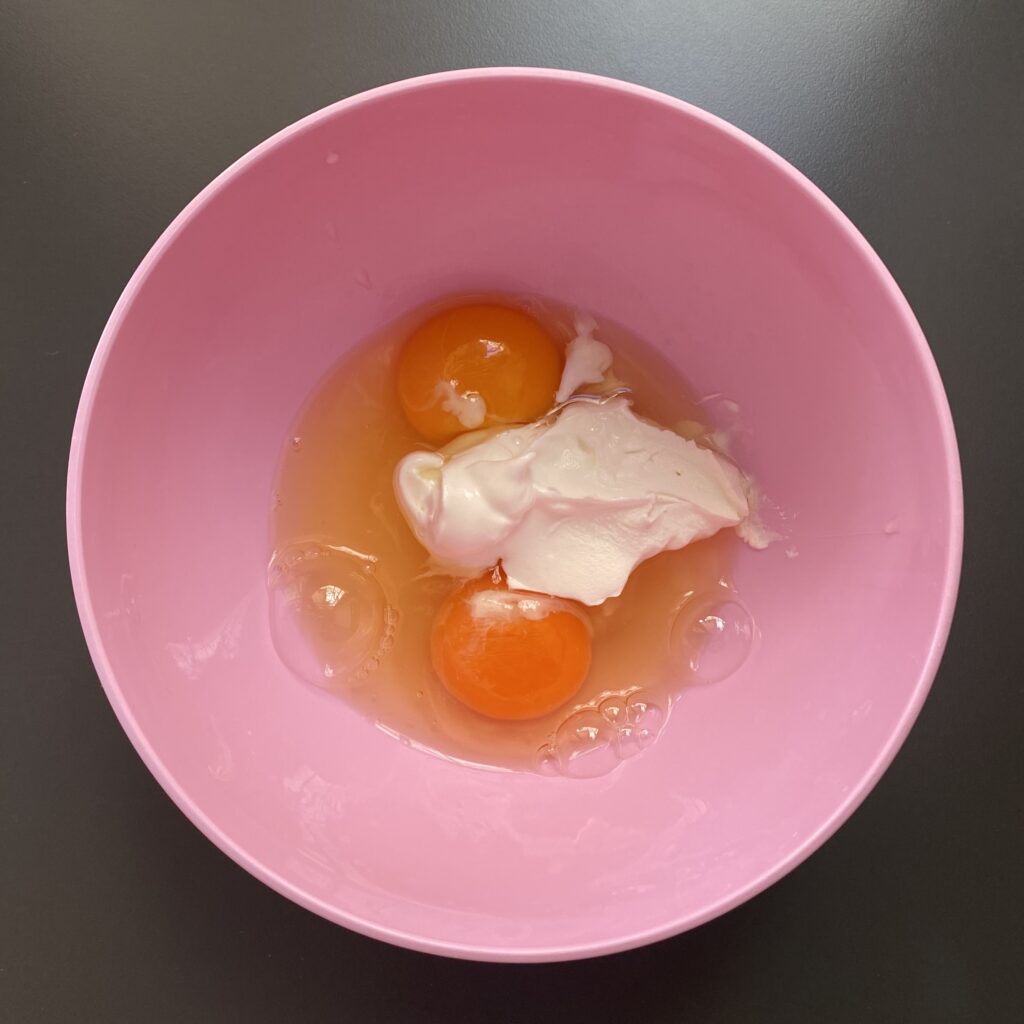 яйца смешиваем со сметаной в отдельной миске, солим, перчим