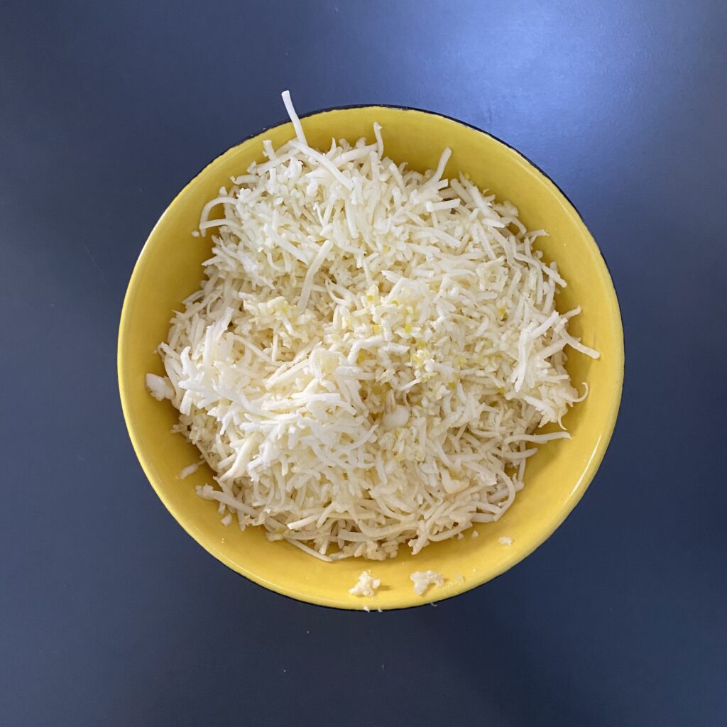 Натереть сыр на мелкой терке и выдавить чеснок